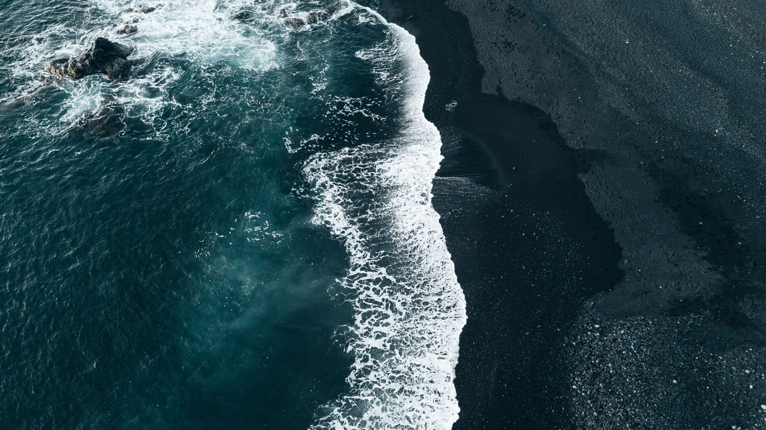 Strand und Welle an Lava Strand Lanzarote