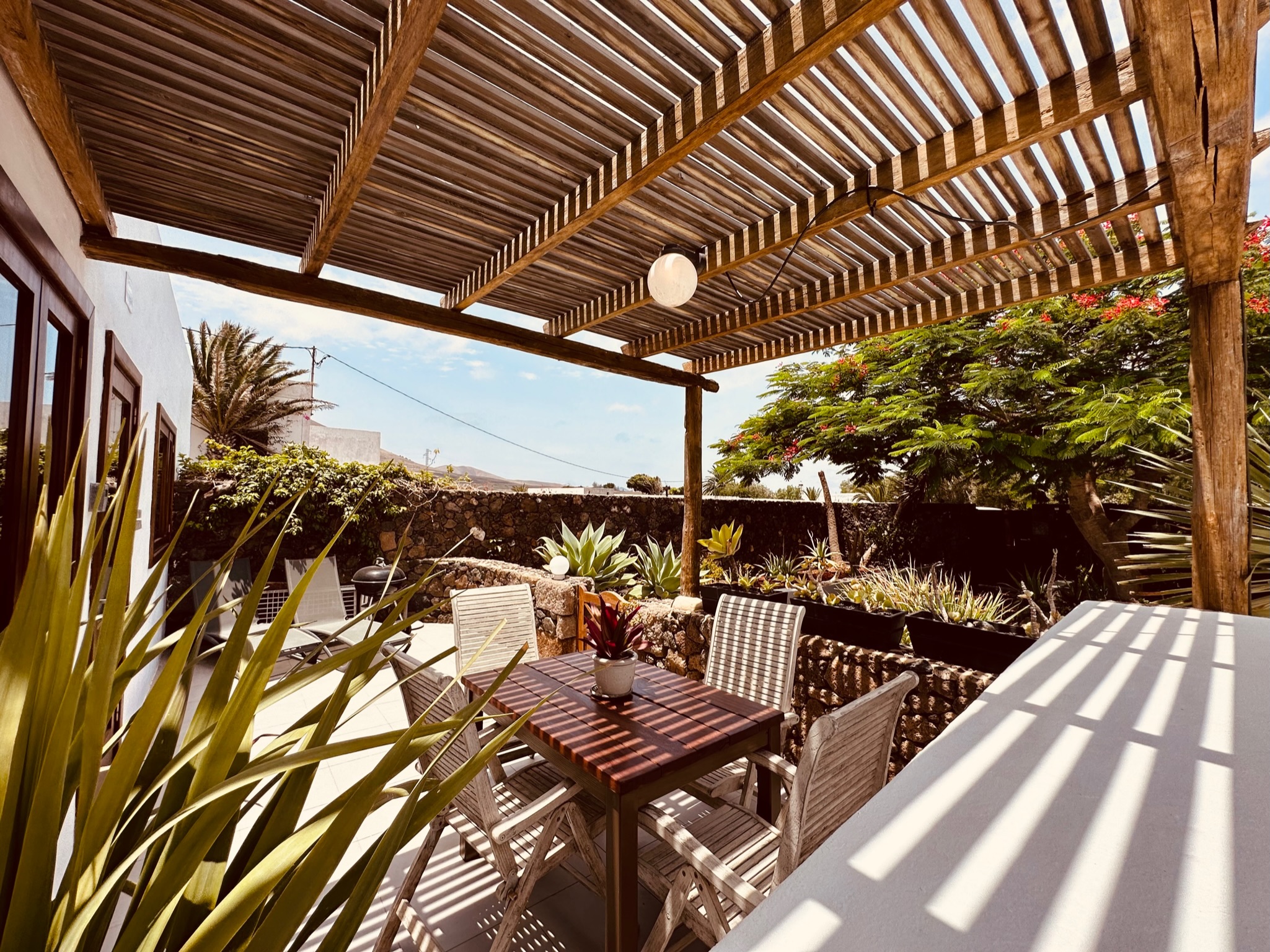 Finca 81 Tiagua pergola con mesa y sillas