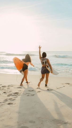 Mujeres surfeando en la playa Famara