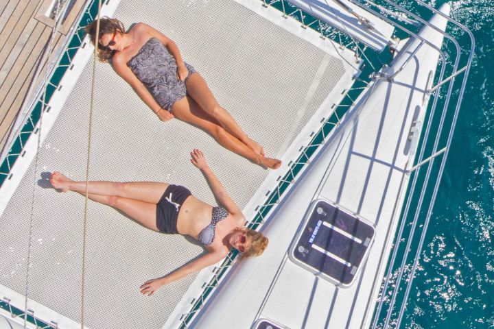 Filles relax Catamaran