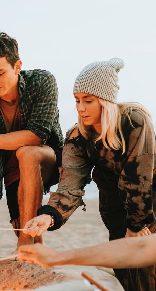 Femme barbecue plage Lanzarote